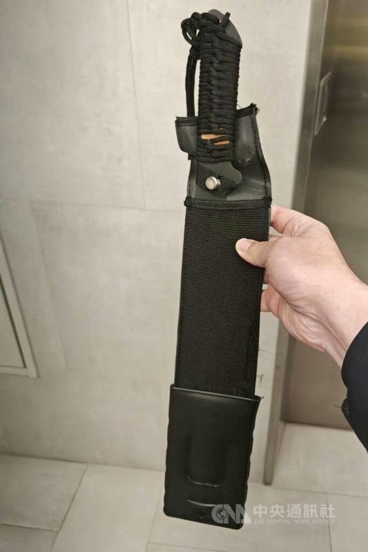 台北市警方日前獲報，指南港區某處地下停車場發生打架案件，經查為雙方先前在馬路上有行車糾紛，狹路相逢再起衝突，機車騎士余姓男子夥同2個兒子持未打開封套的刀械（圖）毆打汽車駕駛黃姓男子，警方依法將余姓父子3人函送法辦。（翻攝照片）中央社記者黃麗芸傳真　115年3月15日