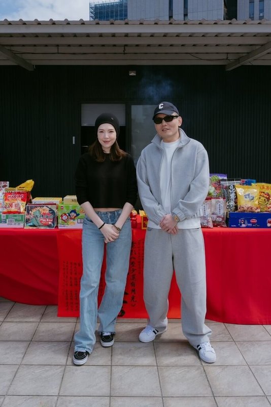 演員許瑋甯（左）、洪瑜鴻（春風）（右）在新片「至少還有月光」配對，兩人14日參與電影開鏡儀式，許瑋甯透露，春風私下是斯文有禮的人，這個角色會讓人顛覆對他的印象。（嘉揚電影提供）中央社記者洪素津傳真　115年3月15日