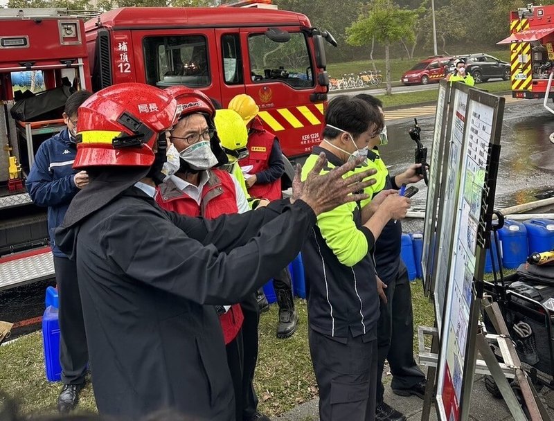 台電竹園超高壓變電所16日進行設備測試期間發生火警事故，造成部分用戶電壓瞬間下降，目前未有用戶停電。圖為消防單位說明火警相關情形。（新竹市政府提供）中央社記者郭宣彣傳真　115年3月16日