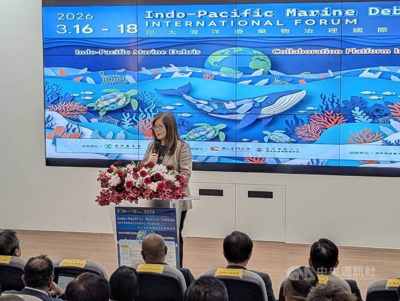 印太海洋廢棄物治理國際論壇開幕式16日在國立金門大學舉行，海洋委員會主委管碧玲（後立者）出席致詞表示，在論壇透過專業間交流，盼能為跨域海廢治理政策構築出解決問題的路徑。中央社記者吳玟嶸攝　115年3月16日