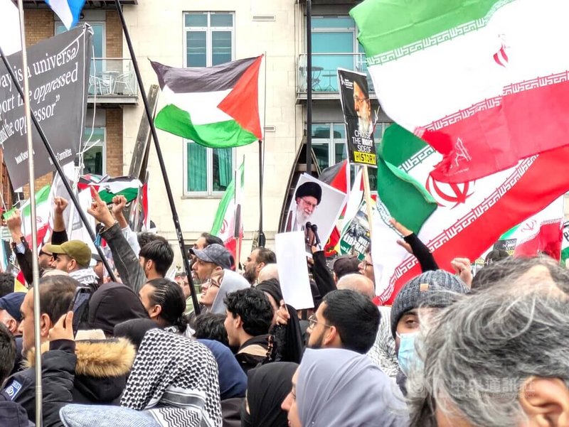 倫敦市中心泰晤士河南岸15日舉行「聖城日」集會,人數逾千,哀悼近日遭美國和以色列聯手擊斃的伊朗最高領袖哈米尼。現場的伊朗旗幟為伊朗伊斯蘭共和國國旗。中央社記者陳韻聿倫敦攝 115年3月16日