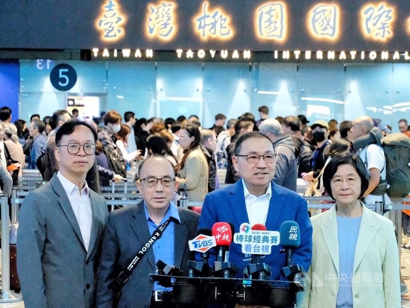 新北市長侯友宜（右2）16日率團訪澳洲，上午在桃園機場接受媒體聯訪表示，此行將針對新北大巨蛋、跨河煙火、醫療衛生與水資源等議題交流。中央社記者吳睿騏桃園機場攝　115年3月16日