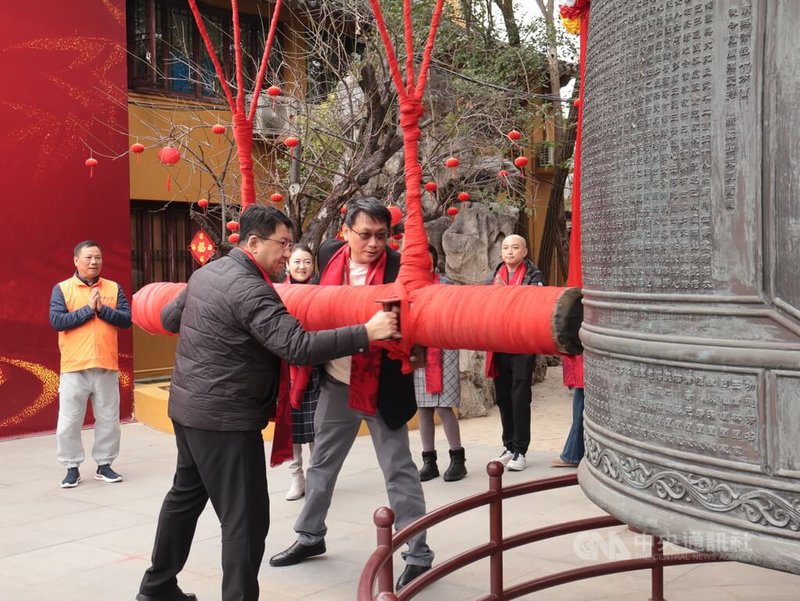 上海台商、台青16日上午在上海龍華寺新春祈福，撞鐘象徵新的一年煩惱被消除。中央社記者李雅雯上海攝　115年3月16日