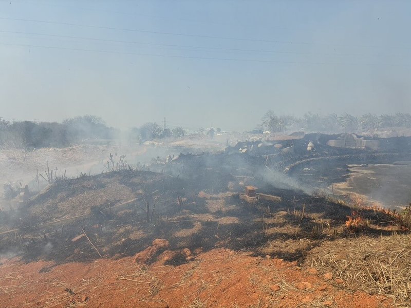 台中連日多起雜草、公墓火警，消防局獲報派多個分隊前往救援，並呼籲民眾掃墓避免任意燃燒雜草，注意金紙餘燼，避免引發山林火災。（民眾提供）中央社記者趙麗妍傳真 115年3月16日