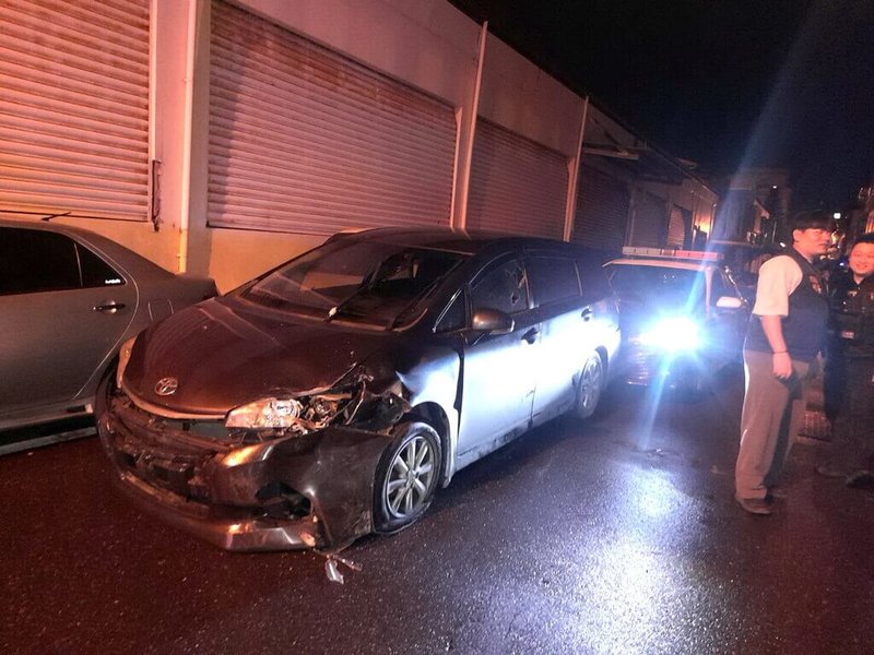 花蓮縣吉安鄉1輛未懸掛車牌的自小客車16日凌晨拒攔查，駛入巷弄被警車包夾仍衝撞意圖脫逃；員警朝車輪開槍後破窗逮人，將車上2男依妨害公務等罪嫌送辦。（民眾提供）中央社記者李先鳳傳真　115年3月16日