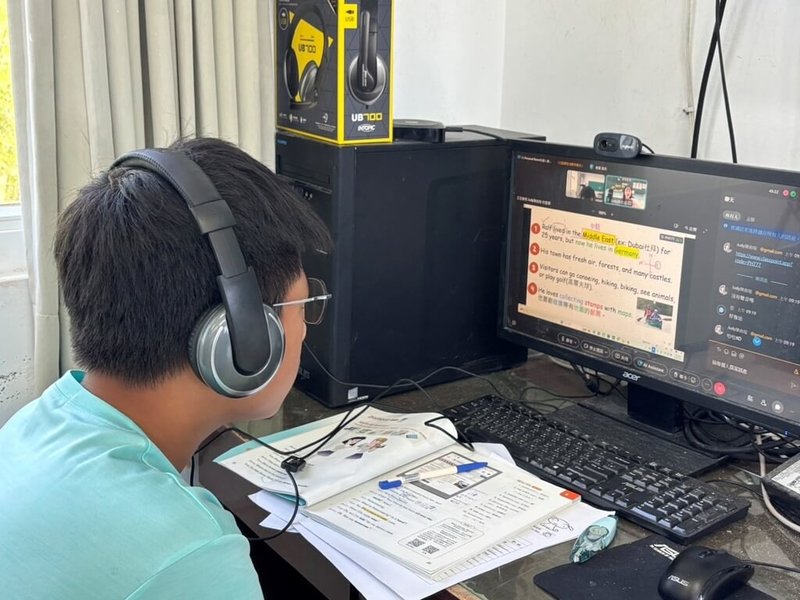 澎湖縣將澳國中參與英語課程遠距教學計畫，遠距教師結合貼近生活的例句與AI製作的情境短片，引導學生進行聽辨練習。（國教署提供）中央社記者許秩維傳真　115年3月16日