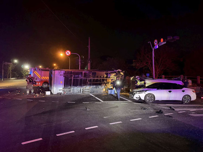 南投縣草屯鎮15日凌晨發生死亡車禍，男子駕駛廂型車載5名印尼移工，行經草屯博愛路及玉屏路口時，和1輛小貨車相撞，由於撞擊力道大，廂型車翻車，1名移工不治，另有7人受傷。（警方提供）中央社記者吳哲豪傳真　115年3月16日