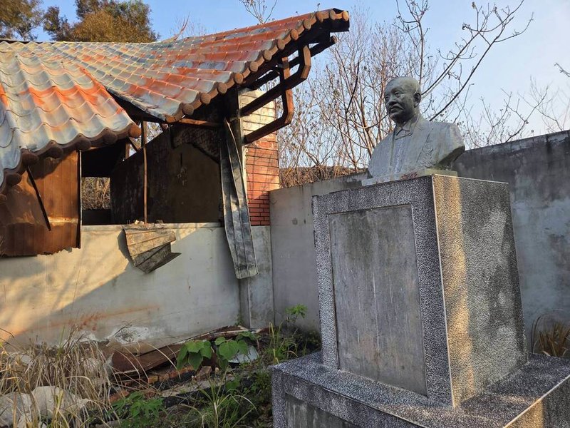 台中市清水社口楊宅中棟與南棟被列市定古蹟,北棟已拆除,楊家子孫將北棟拆屋後的部分構件移到楊府紀念園保存,近期遭公墓火警波及,文物被燒毀。(民眾提供)中央社記者趙麗妍傳真 115年3月16日