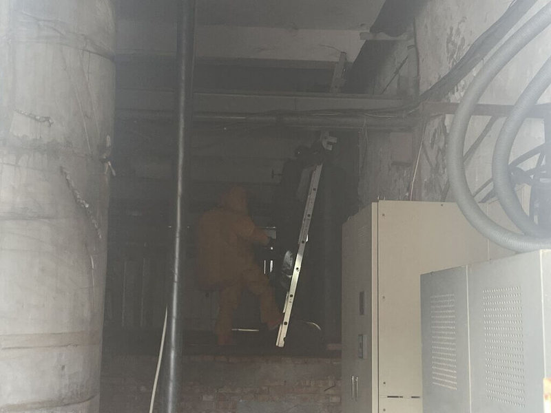 位於基隆市中山區的盛唐興業股份有限公司，16日因氨氣儲槽輸送管線老舊破損造成氨氣外洩，相關人員穿著防護衣，進入廠區確認洩漏點。（讀者提供）中央社記者王朝鈺傳真　115年3月16日