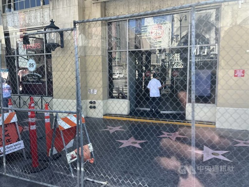 第98屆奧斯卡頒獎典禮在洛杉磯舉行，祭出高規格維安，會場附近的好萊塢大道有鐵網包圍。中央社記者林宏翰洛杉磯攝115年3月16日