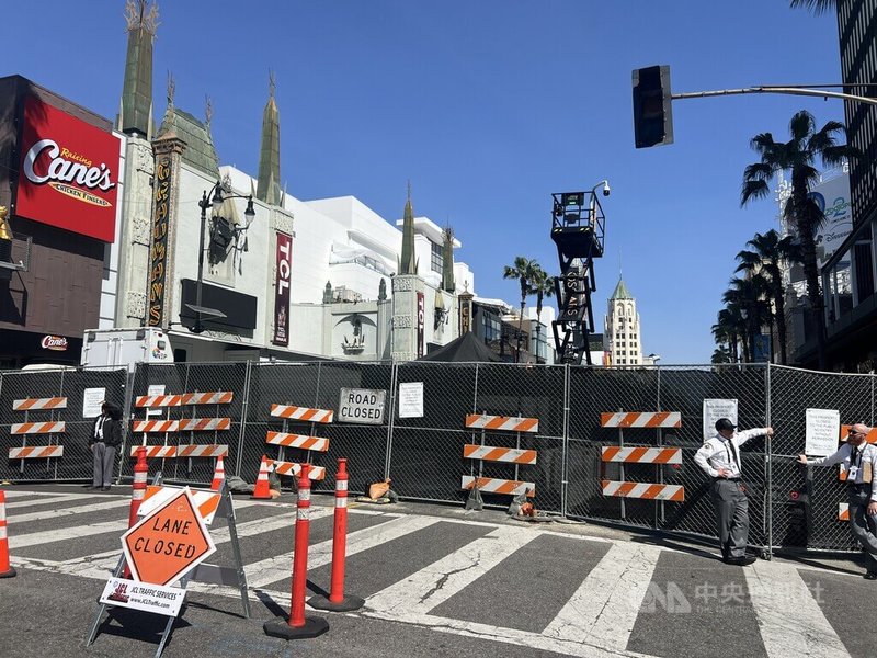 第98屆奧斯卡頒獎典禮在洛杉磯的好萊塢舉行，周邊道路封鎖，隨處可見路障與警察巡邏。中央社記者林宏翰洛杉磯攝 115年3月16日