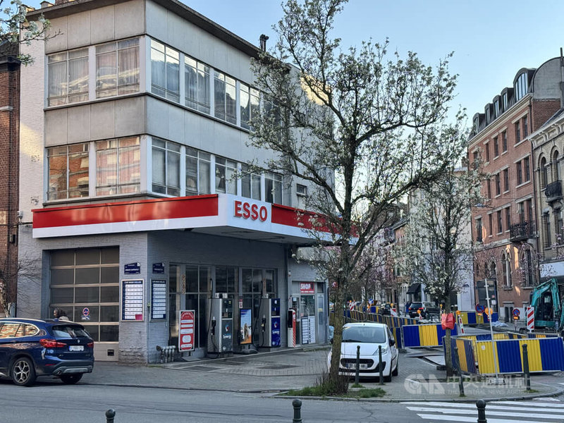 中東戰火讓油價持續走高，許多荷蘭人受不了國內高油價，紛紛前往油價較便宜的比利時加油。圖為比利時布魯塞爾一處加油站。中央社記者吳柏緯布魯塞爾攝　115年3月16日