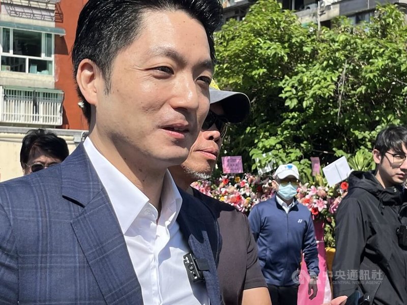 台北市推動無菸城市，擬參考日本配置戶外吸菸室。台北市長蔣萬安（左）16日受訪表示，將選在人潮眾多的中山商圈、西門商圈評估設置戶外負壓吸菸區。中央社記者楊淑閔攝　115年3月16日