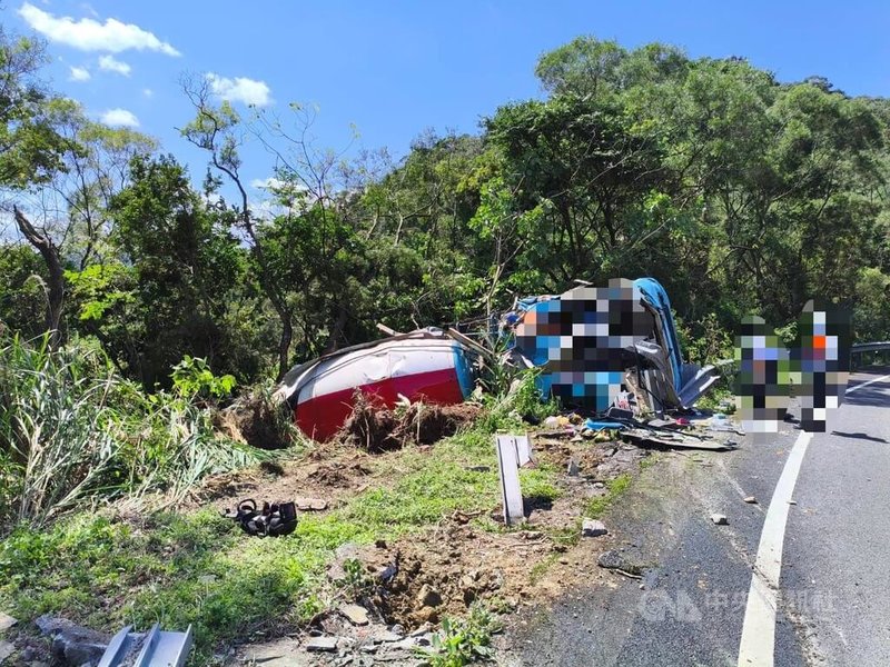 國三甲辛亥聯絡道往萬芳入口匝道16日發生車禍，水泥車駕駛衝破護欄後翻覆至邊坡，當場身亡。（翻攝照片）中央社記者黃麗芸傳真　115年3月16日