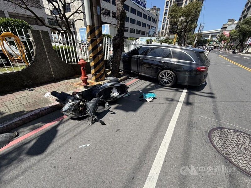 李姓駕駛15日駕駛自小客車從新北市中和區員山路巷口衝出撞飛機車騎士，造成騎士頭部出血送醫昏迷，仍在加護病房觀察。警方測得汽車駕駛酒測值超標且呈毒品陽性反應，依公共危險等罪移送。（翻攝照片）中央社記者曹亞沿傳真　115年3月16日