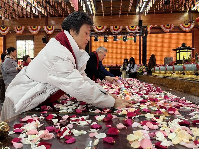 上海台商、台青16日上午在上海龍華寺新春祈福,透過「供燈」表達供佛心意。中央社記者李雅雯上海攝 115年3月16日