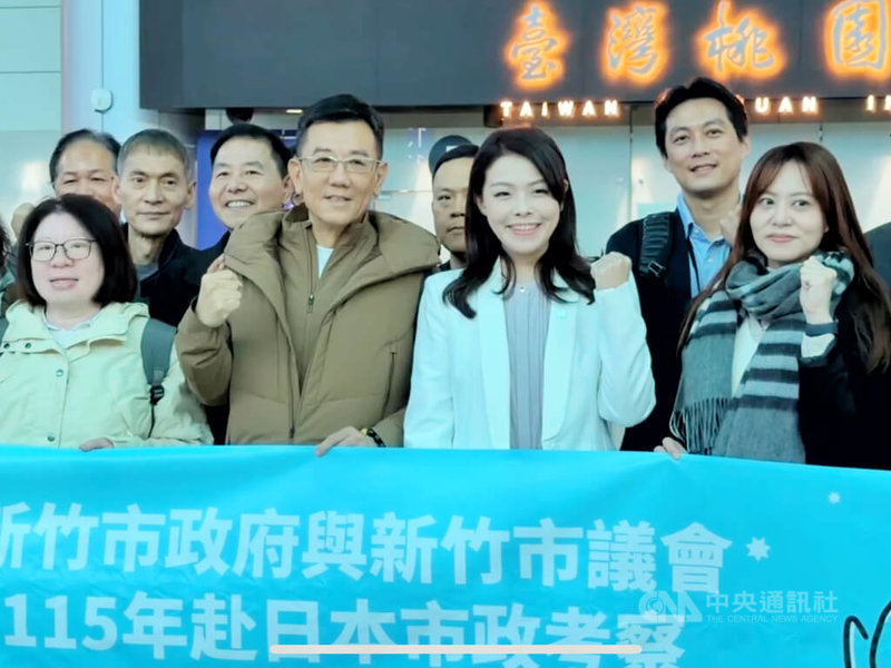 新竹市長高虹安（前排右2）16日率市府團隊偕同新竹市議會赴日本進行市政考察。中央社記者吳睿騏桃園機場攝　115年3月16日