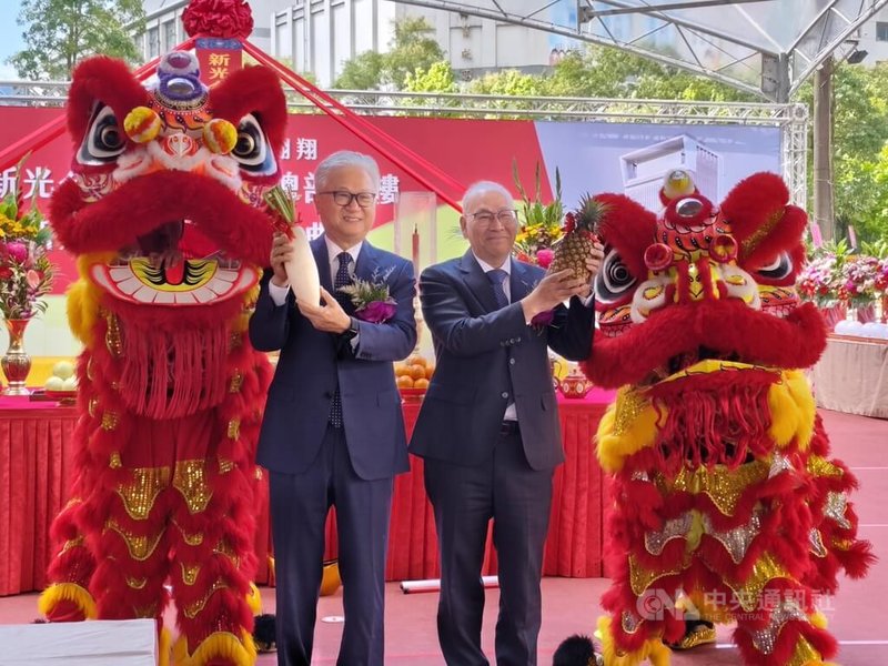 新光合成纖維董事長吳東昇（左）與總經理歐金達出席16日「新纖南港企業總部大樓」開工動土典禮。中央社記者何秀玲攝　115年3月16日