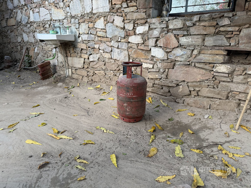 全球能源因中東衝突短缺，印度液化天然氣的存量吃緊，部分家庭、小吃攤等營業用場所難以訂到桶裝液化石油氣（圖），民間生活已受到影響。中央社記者李晉緯新德里攝 115年3月16日