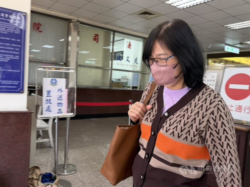 偏光板廠誠美材料前副董事長葉美麗（圖）涉以假交易等掏空誠美材料等公司逾新台幣2億元。一審判刑7年。二審台灣高等法院16日開庭諭知增加保證金150萬元，葉美麗辦保後離開法院。中央社記者劉世怡攝　115年3月16日