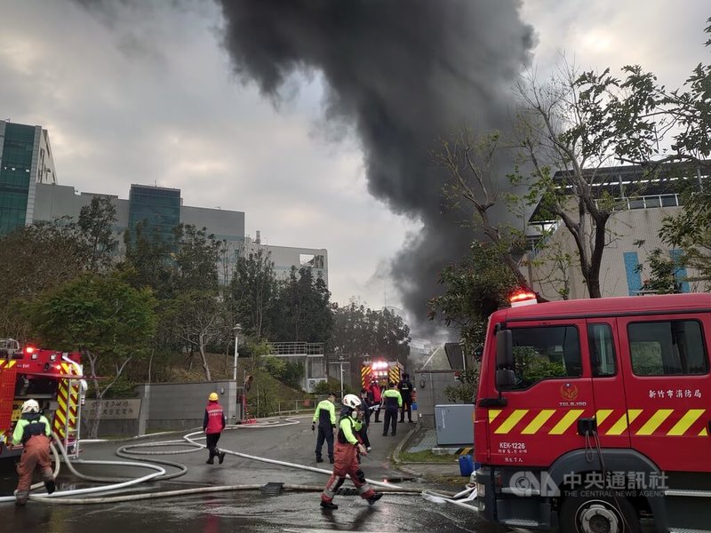台電竹園超高壓變電所16日下午3時26分發生火警，現場冒出濃煙，消防單位獲報緊急派員前往灌救。中央社記者張建中攝　115年3月16日