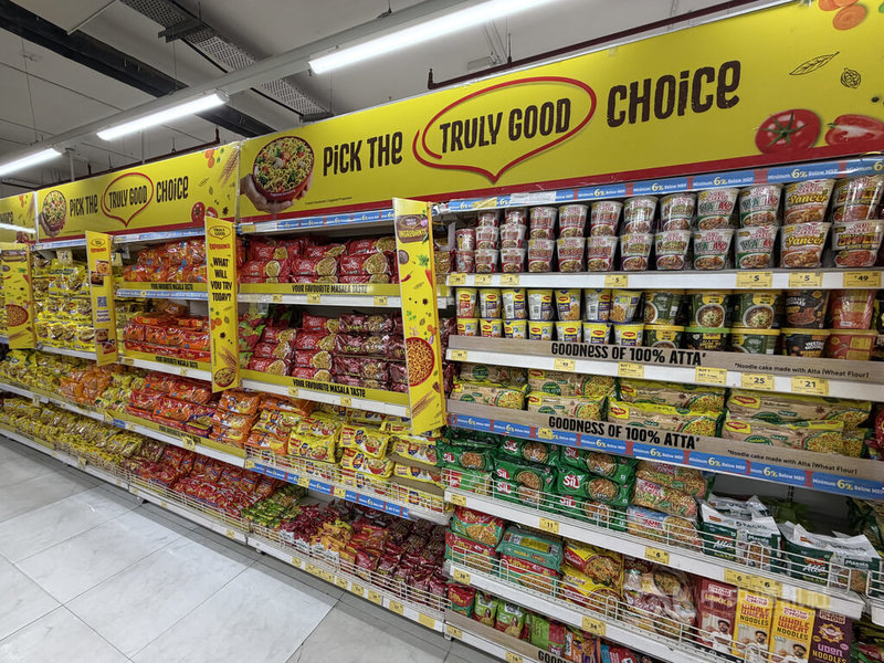 中東衝突導致能源短缺，印度液化石油氣供應問題浮現，民眾改變生活習慣因應，這讓直接以熱水沖泡即可食用的泡麵等商品銷量近期成長約2成。中央社記者李晉緯新德里攝　115年3月16日