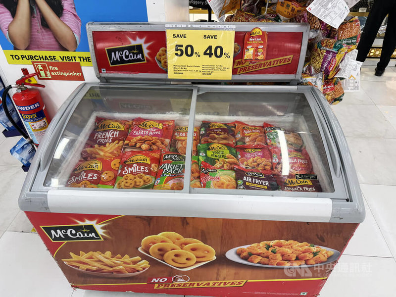 印度液化石油氣供應受中東衝突波及，可透過微波爐等家電加熱食用的微波食品銷售量大增。中央社記者李晉緯新德里攝　115年3月16日