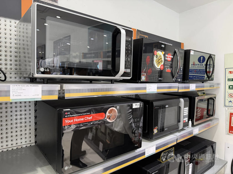 印度桶裝液態石油氣因中東衝突短缺，民眾搶購冷凍食品，只需插電就能為食物加熱的微波爐也成為熱銷商品。中央社記者李晉緯新德里攝　115年3月16日