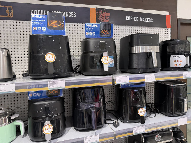 中東衝突持續讓印度桶裝液化石油氣短缺，有民眾改用氣炸鍋做飯，部分平價款氣炸鍋因此缺貨。中央社記者李晉緯新德里攝　115年3月16日