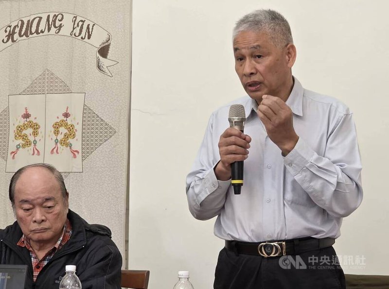 前馬公市長葉竹林（右）16日在已退黨的前黃國榮黨部主任委員葉德馨（左）陪同下舉行記者會，說明將以無黨籍身分選澎湖縣長到底。中央社  115年3月16日