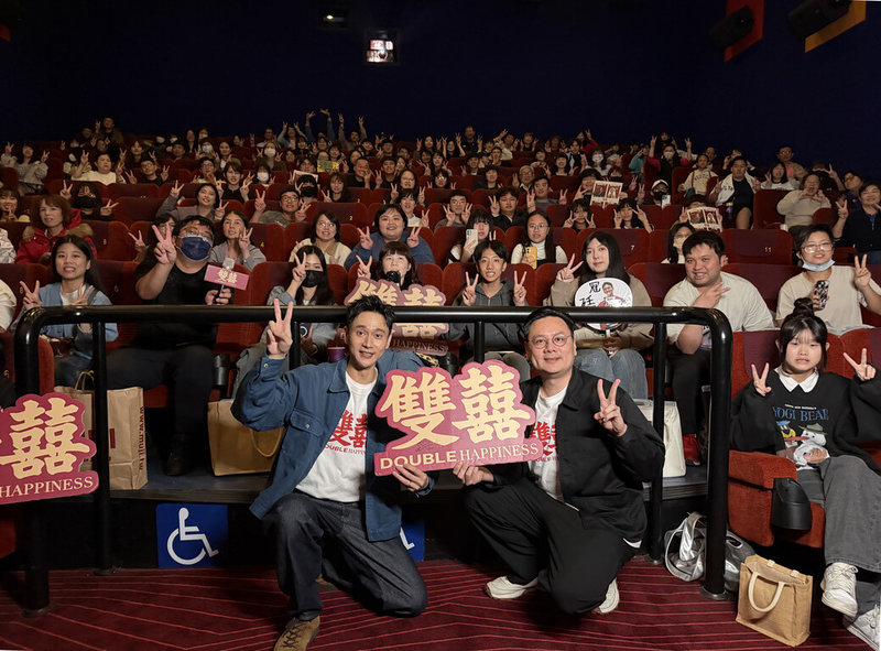 導演許承傑（前中右）執導電影「雙囍」，16日宣布全台累積票房衝破新台幣7000萬元，他與主演劉冠廷（前左）回老家屏東宣傳，與鄉親近距離互動。（水花電影提供）中央社記者洪素津傳真　115年3月16日