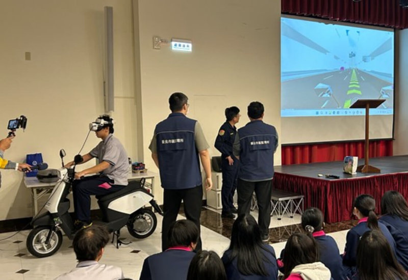 基隆市警察局交通隊16日到二信高中宣導無照駕駛風險,基隆監理站也安排VR微型電動二輪車體驗,讓學生穿戴VR眼鏡,依據情境指示打方向燈、擺頭、停讓行人等,學習正確及安全的用路觀念。(基隆市警察局提供)中央社記者王朝鈺傳真 115年3月16日