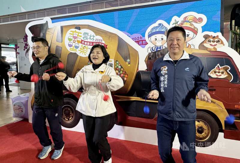 雲林縣教育處16日舉辦「2026雲林童樂會」宣傳記者會，雲林縣長張麗善（中）、斗六市長林聖爵（左）和虎尾鎮長林嘉弘（右）等人出席。中央社記者姜宜菁攝　115年3月16日