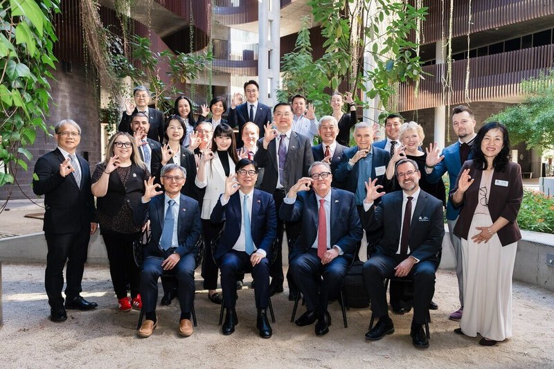 高雄市長陳其邁（前左2）於美國時間13日率市府團隊與國立中山大學訪問美國亞利桑那大學，探討矽光子產學合作。（高雄市政府提供）中央社記者蔡孟妤傳真 115年3月16日