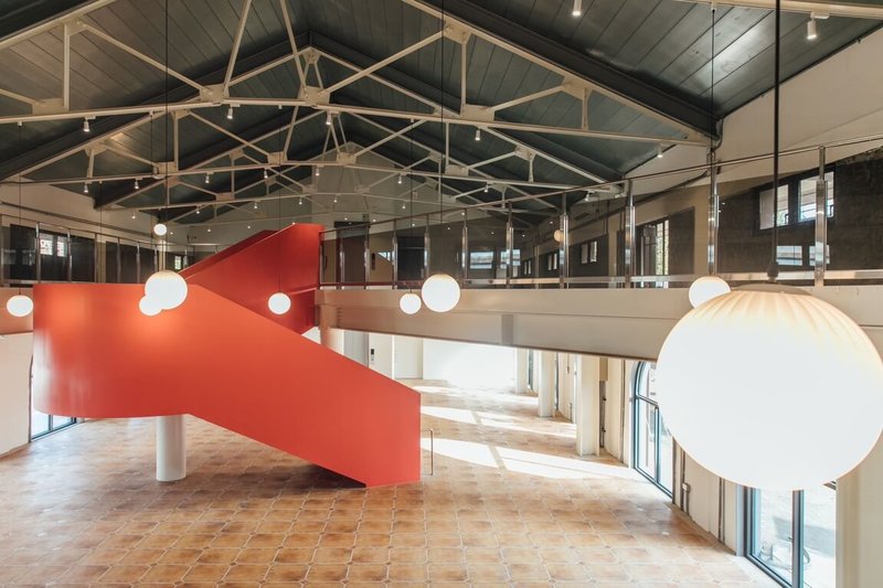 屏東縣政府活化台鐵舊倉庫，打造慢活鐵道文化新地標竹田頓物驛，一號倉庫1樓規劃多功能展演空間，打造如同「竹田大客廳」的公共空間。（屏東縣政府提供）中央社記者李卉婷傳真　115年3月16日