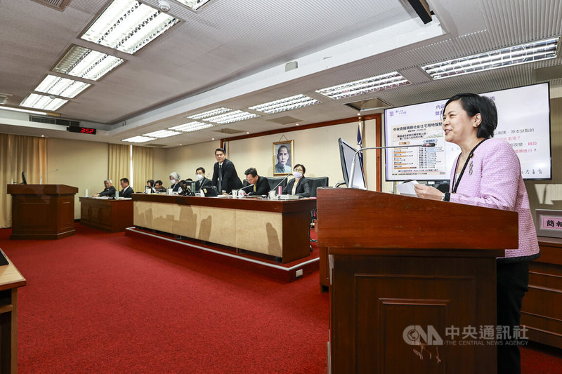 身陷立委資格爭議的民眾黨立委李貞秀(右)16日在立法院內政委員會質詢,不過內政部長劉世芳未上台備詢;內政委員會主席、民進黨立委李柏毅(主席台站立者)表示,尊重尊重「李貞秀女士」上台發言,但也尊重政院不必回應的立場。中央社記者鄭清元攝 115年3月16日