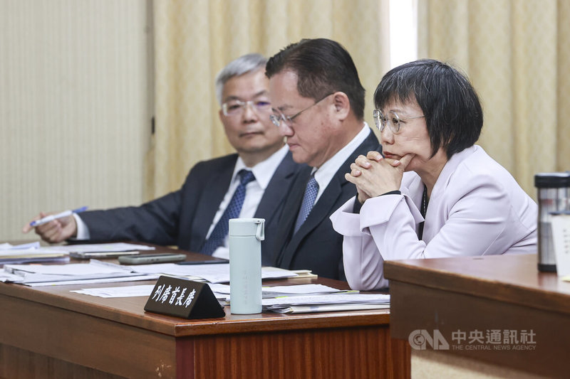 身陷立委資格認定爭議的民眾黨立委李貞秀,16日首度站上立法院內政委員會質詢台,不過內政部長劉世芳(右)未上台備詢。中央社記者鄭清元攝 115年3月16日