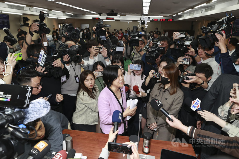 立法院內政委員會16日邀請內政部長劉世芳率所屬列席報告並備質詢,召委李柏毅宣布官員不必接受立委資格有爭議的民眾黨立委李貞秀(中)質詢,劉世芳未上備詢台,委員會休息期間李貞秀上前抗議。中央社記者鄭清元攝 115年3月16日