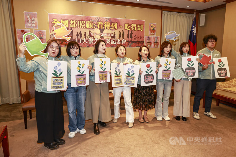 民進黨立委范雲（左4）16日率同黨立委陳培瑜（左起）、林月琴、吳思瑤、羅美玲、郭昱晴、張雅琳及沈伯洋等人一同舉行記者會，會中宣布成立「為下一代而戰連線」，將在本會期優先推動「照顧下一代、照顧職場家庭蠟燭兩頭燒的爸媽、照顧社會正義、照顧台灣未來」的法案，為下一代打造更好的未來。中央社記者鄭清元攝　115年3月16日