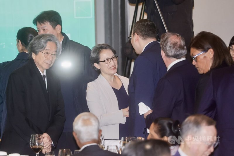 第9屆玉山論壇16日在台北登場，副總統蕭美琴（前左2）主持午宴，由台灣亞洲交流基金會董事長蕭新煌（前左）陪同，向與會外賓握手致意。中央社記者裴禛攝　115年3月16日