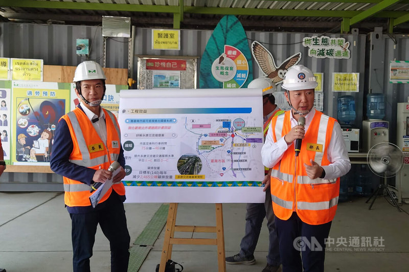 交通部長陳世凱（右）、民進黨立委林俊憲（左）16日與立法院交通委員會前往考察國道1號台南路段增設北外環交流道工程進度。中央社記者楊思瑞攝　115年3月16日