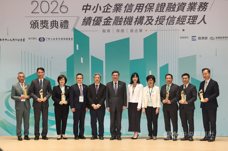 2026中小企業信用保證融資業務績優金融機構及授信經理人頒獎典禮16日下午在政大公企中心舉行，行政院長卓榮泰（中）與經濟部長龔明鑫（左5）出席，與獲獎金融機構代表合影。中央社記者吳家昇攝　115年3月16日