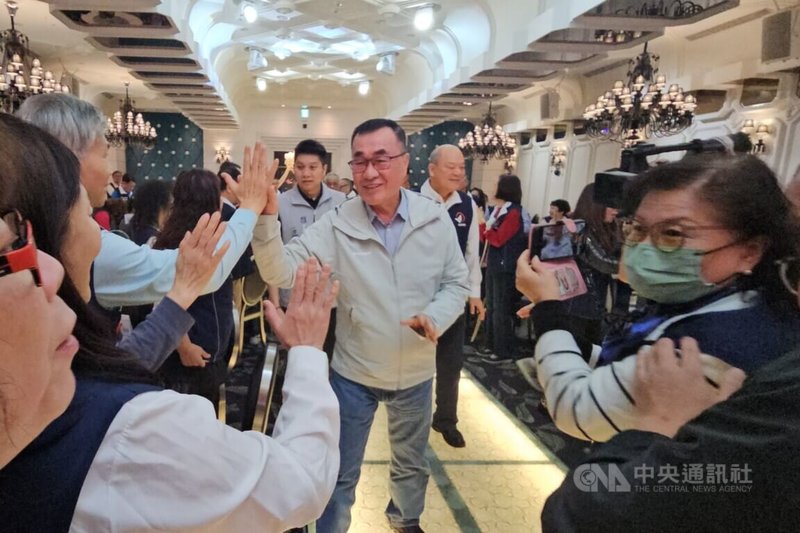 新北市長選情持續增溫，16日國民黨市長參選人李四川（中立者）勤跑基層拜票獲不少藍營支持者歡迎。中央社記者王鴻國攝 115年3月16日