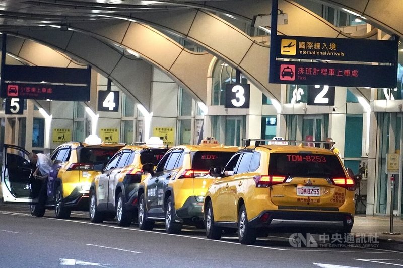 交通部16日預告修法，擬開放試辦多元計程車至機場載客，最快6月高雄機場試辦。圖為16日傍晚高雄國際機場排班計程車上車處一景。中央社記者董俊志攝　115年3月16日