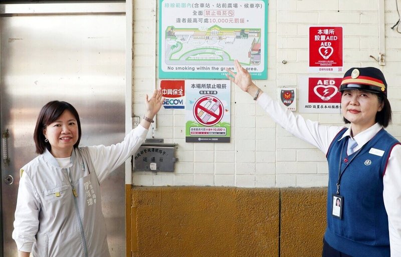 嘉義市政府16日起正式將台鐵嘉義站前廣場全區公告為禁菸場所，衛生局長廖育瑋（左）巡視廣場地面所新設綠色標線及標示範圍。（嘉義市政府提供）中央社記者黃國芳傳真　115年3月16日