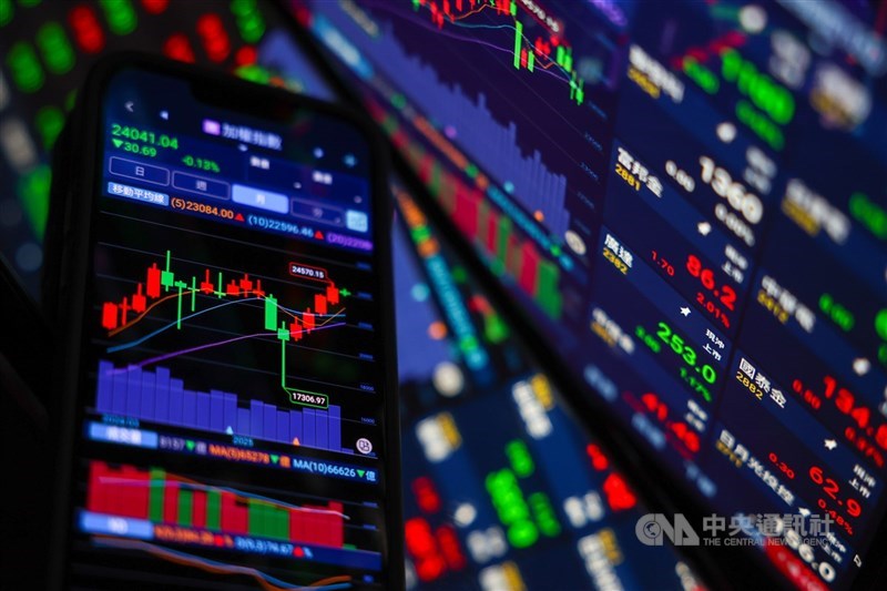 外資賣超新台幣439.53億元，賣超友達9萬3546張居冠，元大台灣50次之，力積電第3。（中央社檔案照片）