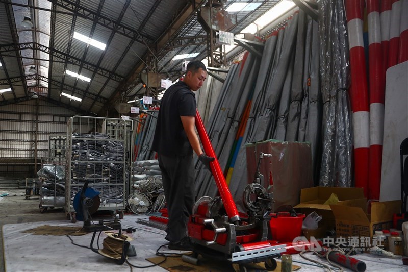 主計總處統計，115年1月電子零組件業加班工時高達28.4小時，為47年來同月最高水準。圖為工廠人員進行設備維護工作。（中央社檔案照片）