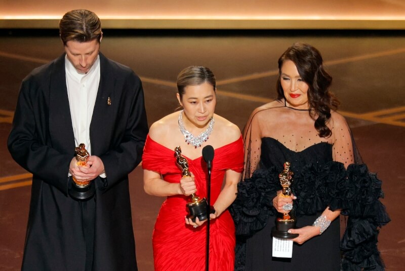 「Kpop獵魔女團」奪奧斯卡最佳動畫，共同編劇兼共同導演瑪姬．姜（中）領獎時情緒激動，表示要把這座獎獻給韓國及世界各地的韓國人。（路透社）