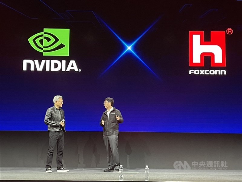圖為輝達執行長黃仁勳（左）與鴻海董事長劉揚偉（右）在2025年5月下旬台台北國際電腦展（COMPUTEX）主題演講現場。（中央社檔案照片）