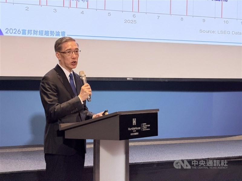 富邦金首席經濟學家羅瑋（圖）表示，若美伊戰爭拖延到4月底，將加大對全球經濟影響，油價若飆漲到每桶150美元，全球經濟可能陷入停滯性通膨。（中央社檔案照片）